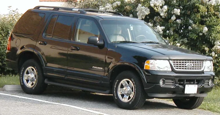 Чёрный Ford Explorer начала 2000-х на парковке