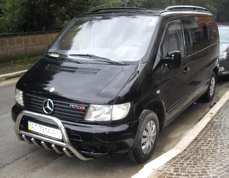 Чёрный Mercedes-Benz Vito первого поколения на городской улице